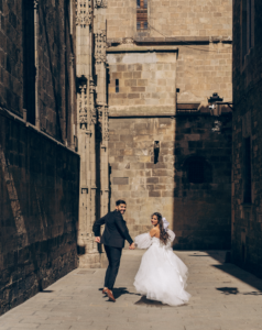 Couple n the Gothic Quarter in Barcelona