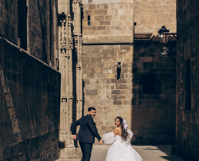 Couple n the Gothic Quarter in Barcelona